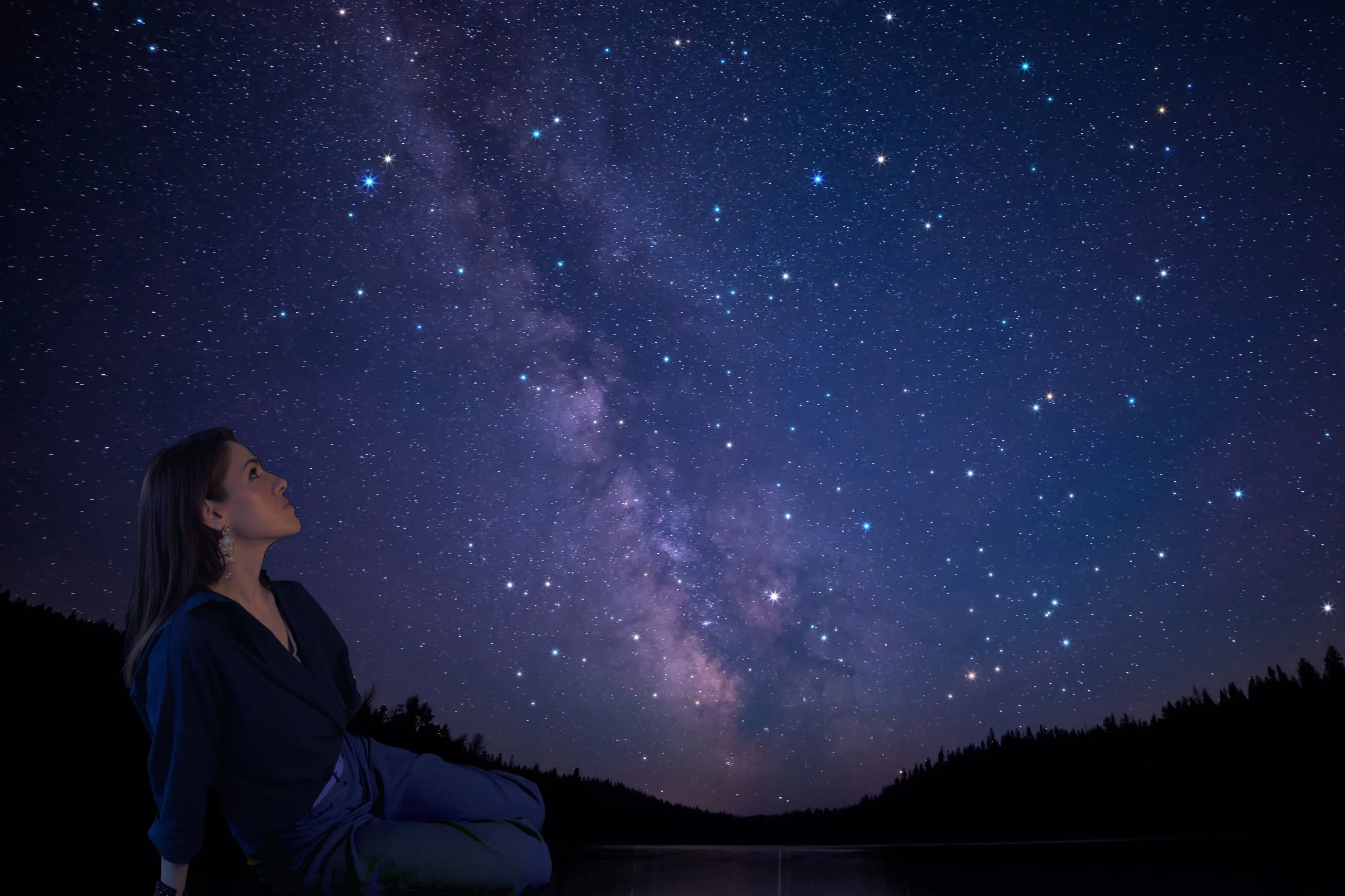 Artiste regardant un ciel étoilé, inspiré par la science et la curiosité, réfléchissant à la créativité et à l'art de la broderie.