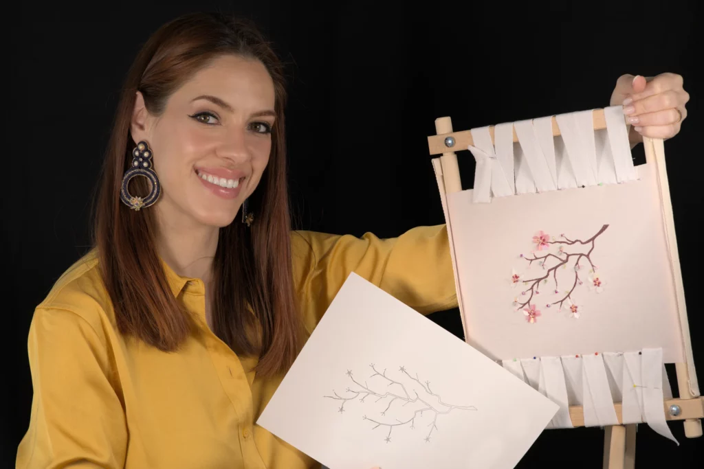 Laura S. Urbina présente un motif de broderie et un métier à broder avec fleurs de cerisier, en présentant ses tutoriels vidéo de broderie Haute Couture étape par étape.