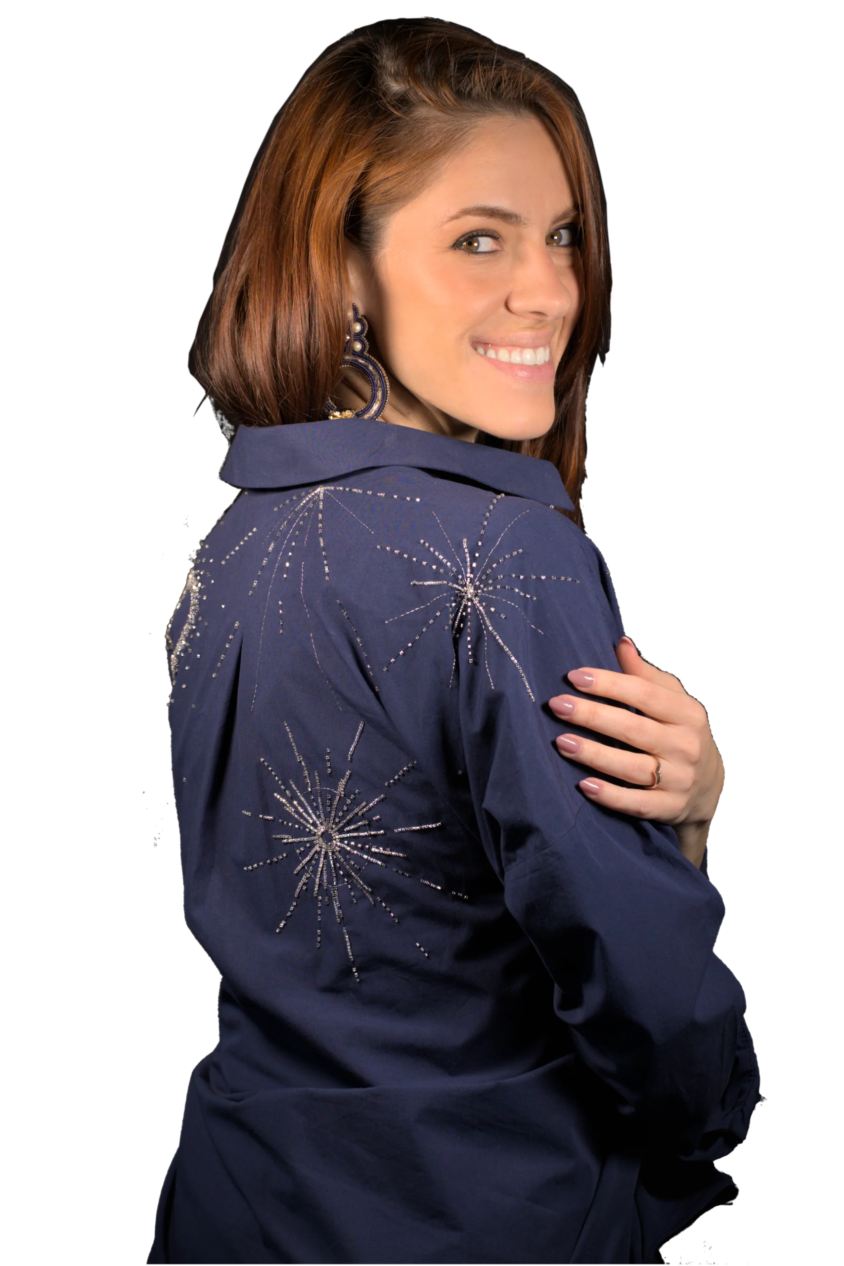 Portrait de Laura S. Urbina portant une chemise brodée par elle-même, présentant la broderie comme une forme d'expression créative et d'art textile.