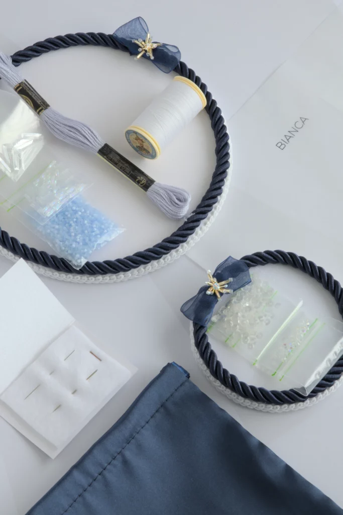 Kit de bordado Bianca con cristales brillantes, abalorios e hilos para bordar un copo de nieve a mano.